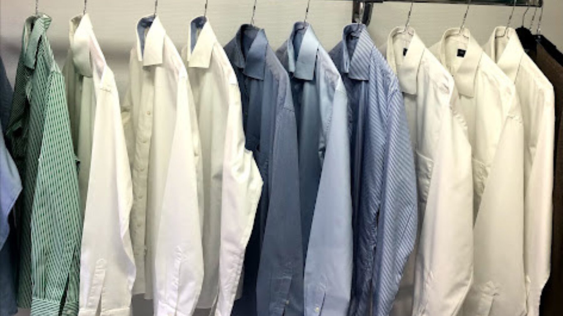 Gestreken overhemden aan hangers